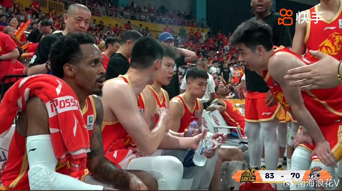 G4出现名场面！王博亲自为他递水，楼明为他鼓掌：获胜的最大奇兵|林秉圣|孙铭徽|布朗|上海队|上海男篮_新浪体育_新浪新闻